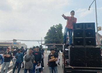 Puluhan massa Aliansi Masyarakat Cerdas (AMC) geruduk Mapolda Sumut mempertanyakan sejumlah laporan di kepolisian yang tidak berjalan. (Foto Ist)