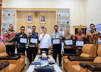 Wali Kota Pematangsiantar Wesly Silalahi SH MKn menyerahkan piagam penghargaan kepada 5 organisasi perangkat daerah (OPD) yang hasil evaluasi Akuntabilitas Kinerja Instansi Pemerintah (AKIP) mendapatkan nilai tertinggi di lingkungan Pemko Pematangsiantar