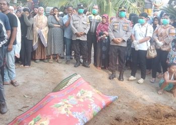 Kapolsek Tanah Jawa Kompol Banuara SH pimpin evakuasi jenajah Suwanda