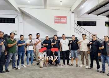 Kedua pelaku curat saat diapit Kanit Reskrim Polsek Tanah Jawa IPTU Fritsel G. Sitohang SH. MH dan Kanit Jatanras Sat Reskrim IPDA B. Situngkir SH bersama Tim gabungan
