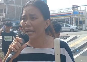 Aksi seorang ibu dihalaman Mapolda Sumut karena hampir 2 tahun laporannya tidak berjalan. (Foto Ist)