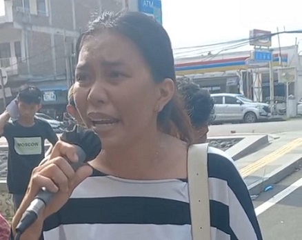 Aksi seorang ibu dihalaman Mapolda Sumut karena hampir 2 tahun laporannya tidak berjalan. (Foto Ist)