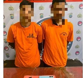 Kedua tersangka dan barang bukti