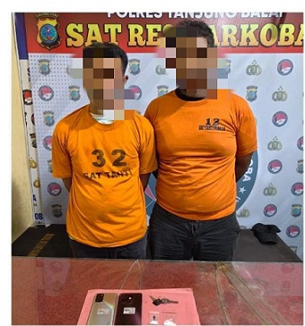 Kedua tersangka dan barang bukti