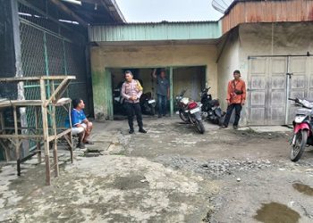 Bhabinkamtibmas Kelurahan Kahean AIPDA H.E. Pane melaksanakan sambang kamtibams di Jalan SM. Raja