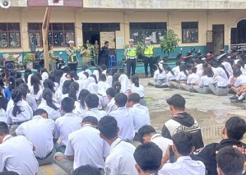 Kanit Kamsel IPDA Serly Tarigan bersama personil Berikan Himbauan dan Dikmas Lantas di SMK/SMA Swasta YP Pelita