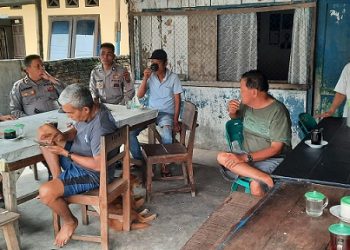 Personil Sat Binmas Polres Pematangsiantar Patroli Sambang Kamtibmas kepada masyarakat berada di kedai kopi.