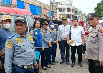 Kasub Sektor Pasar Horas AIPTU Edi Syahputra SH melakukan penertiban parkir dan bongkar muat barang di badan jalan Merdeka Pasar Horas