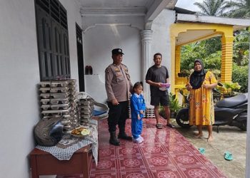 Bhabinkamtibmas Kelurahan Nagapitu AIPTU S. Ambarita melaksanakan monitoring distribusi Makanan Bergizi Gratis (MBG) di Posyandu Air Bersih