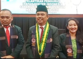 Ketua IDI Cabang Siantar-Simalungun, DR. Reinhard John Devison Hutahean S.Ked. SpF. SH. MH. MM. M.BA didampingi sekretaris dr Donald Rudi Pangaribuan dan Bendahara dr Deksa Kevin M.Kes