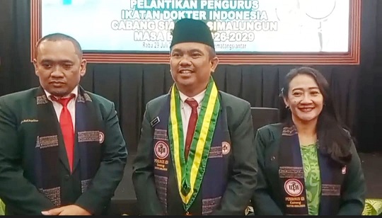 Ketua IDI Cabang Siantar-Simalungun, DR. Reinhard John Devison Hutahean S.Ked. SpF. SH. MH. MM. M.BA didampingi sekretaris dr Donald Rudi Pangaribuan dan Bendahara dr Deksa Kevin M.Kes