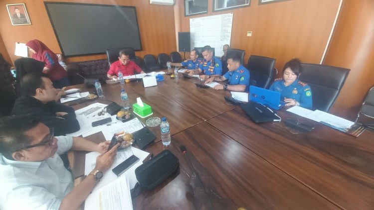 Ketua Komisi 4 DPRD Kota Medan, Paul Mei Anton Simanjuntak dalam rapat dengan Dinas Pemadam Kebakaran dan Penyelamatan (Damkarmat) Medan yang dihadiri Kepala Dinas Damkarmat Kota Medan, Wandro Abadi Agnellus Malau. (Foto Ist)