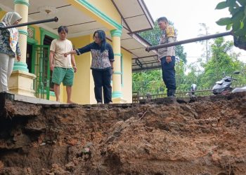 Bhabinkamtibmas Polsek Siantar Martoba Sambangi Warga Korban Longsor di Perum Guru Gang Narasaon