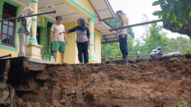 Bhabinkamtibmas Polsek Siantar Martoba Sambangi Warga Korban Longsor di Perum Guru Gang Narasaon