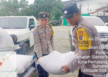 Bhabinkamtibmas AIPTU Januar Butar Butar dampingi penjualan jagung petani binaan Kapolseķ Siantar Martoba ke Bulog Cabang Pematangsianțar