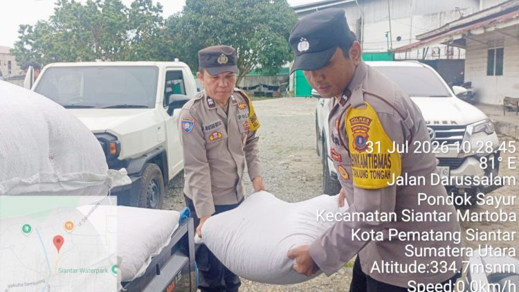 Bhabinkamtibmas AIPTU Januar Butar Butar dampingi penjualan jagung petani binaan Kapolseķ Siantar Martoba ke Bulog Cabang Pematangsianțar