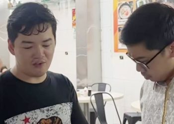 Anggota DPRD Kota Medan, Agus Setiawan saat turun dan berdialog dengan pedagang kuliner di Jalan Semarang