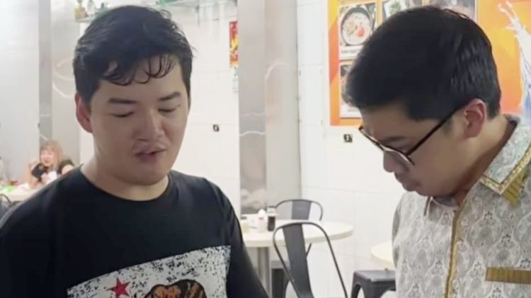 Anggota DPRD Kota Medan, Agus Setiawan saat turun dan berdialog dengan pedagang kuliner di Jalan Semarang