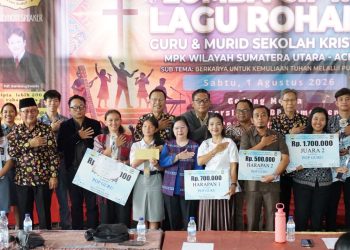 Wali Kota Pematangsiantar Wesly Silalahi SH MKn diwakili Staf Ahli Bidang Pemerintahan Dra Happy Oikumenis Daely membuka Lomba Cipta Lagu Rohani Guru dan Siswa Kristen MPK Wilayah I Sumut-Aceh