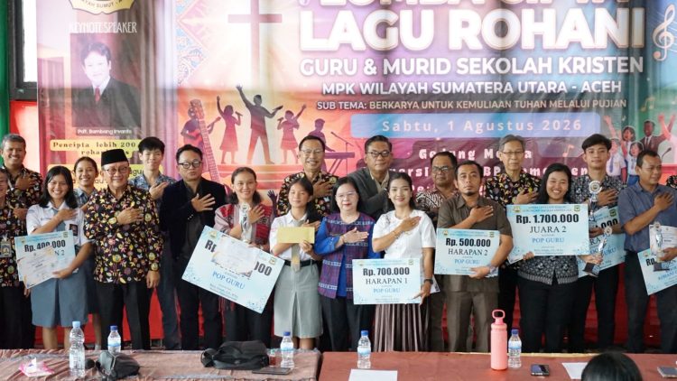 Wali Kota Pematangsiantar Wesly Silalahi SH MKn diwakili Staf Ahli Bidang Pemerintahan Dra Happy Oikumenis Daely membuka Lomba Cipta Lagu Rohani Guru dan Siswa Kristen MPK Wilayah I Sumut-Aceh