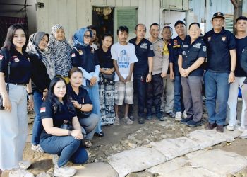 Kares Bankom Bara Raya Siantar Simalungun M. Muklis Lubis SH dan pengurus saat berikan bansos kepada warga Korban Longsor di Jalan Sukadame