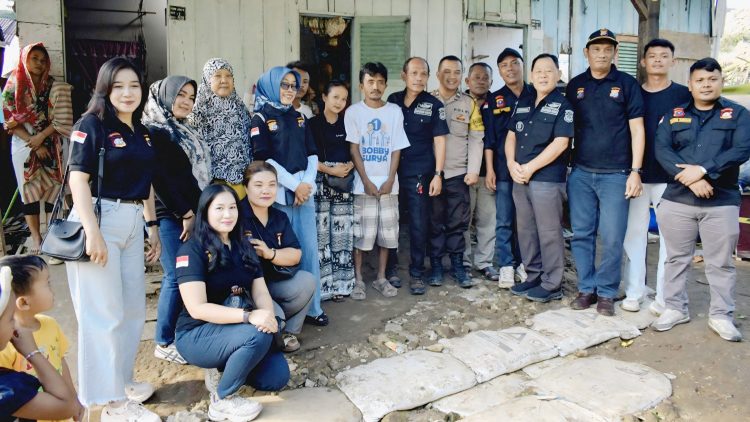 Kares Bankom Bara Raya Siantar Simalungun M. Muklis Lubis SH dan pengurus saat berikan bansos kepada warga Korban Longsor di Jalan Sukadame