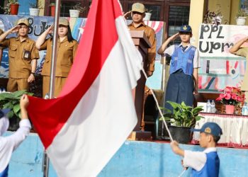 Sekda Kota Pematangsiantar Junaedi Antonius Sitanggang SSTP MSi menjadi Pembina Upacara Bendera di UPTD SMP Negeri 12