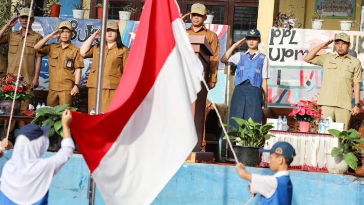 Sekda Kota Pematangsiantar Junaedi Antonius Sitanggang SSTP MSi menjadi Pembina Upacara Bendera di UPTD SMP Negeri 12