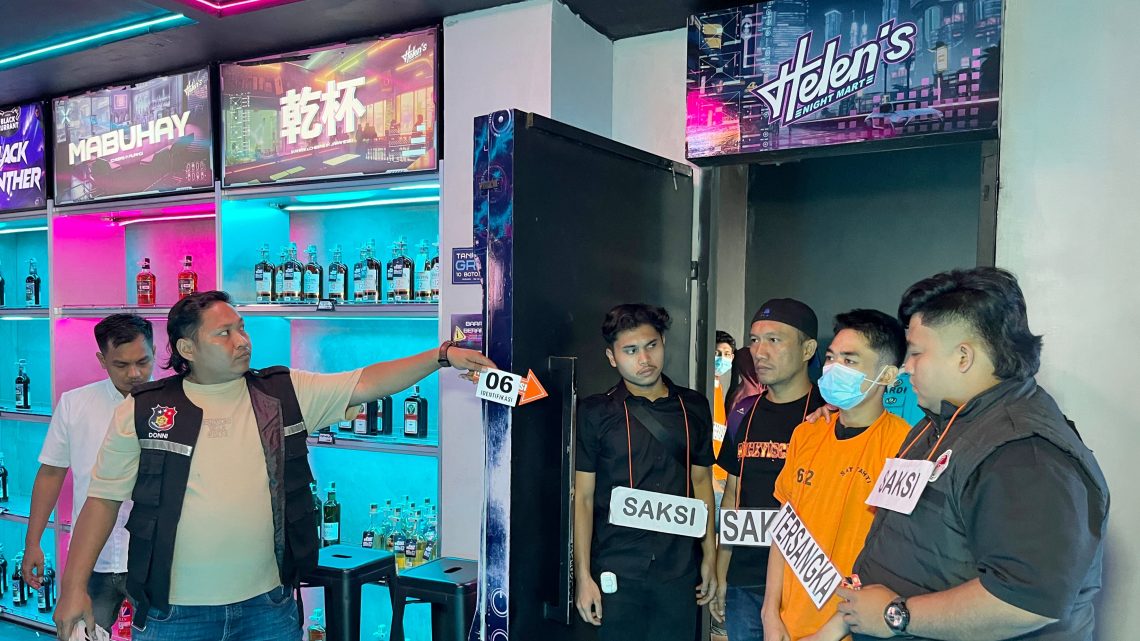 Polisi gelar pra rekontruksi Di HW Helen’s Night Mart yang kini telah disegel polisi karena terdapat peredaran vape narkoba. (Foto Ist)