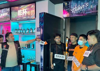 Polisi gelar pra rekontruksi Di HW Helen’s Night Mart yang kini telah disegel polisi karena terdapat peredaran vape narkoba. (Foto Ist)