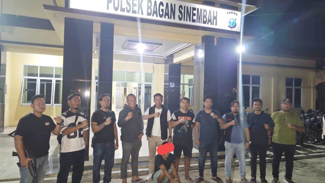 Pelaku SDS diapit Kanit Jatanras IPDA Bolon Hot Situngkir SH bersama Tim gabungan saat di Polseķ Bahan Sinembah