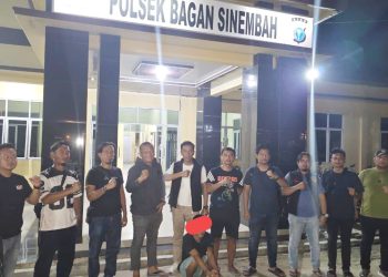 Pelaku SDS diapit Kanit Jatanras IPDA Bolon Hot Situngkir SH bersama Tim gabungan saat di Polseķ Bahan Sinembah