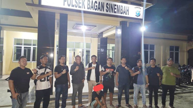 Pelaku SDS diapit Kanit Jatanras IPDA Bolon Hot Situngkir SH bersama Tim gabungan saat di Polseķ Bahan Sinembah