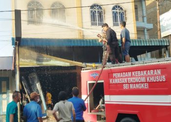 Petugas Damkar saat padamkan api