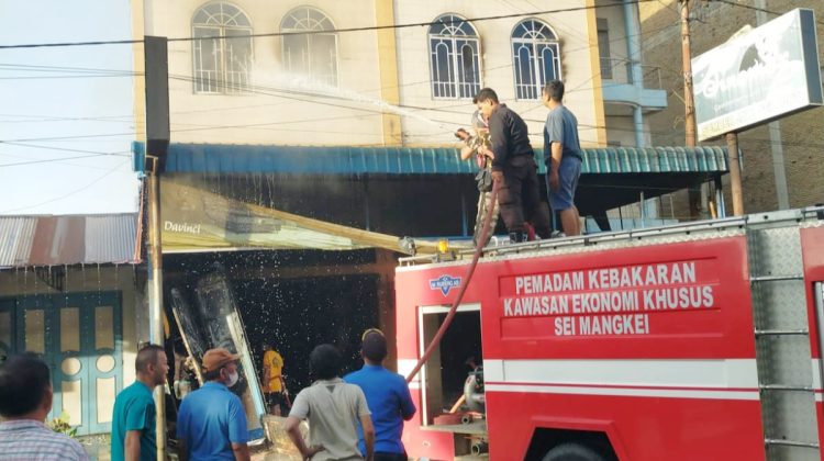 Petugas Damkar saat padamkan api