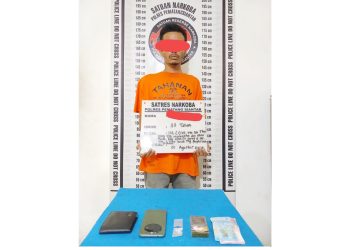 Tersangka FR alias Dona dan barang bukti diamankan di ruangan Sat Resnarkoba Polres Pematangsiantar