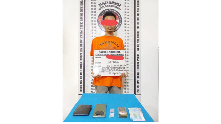 Tersangka FR alias Dona dan barang bukti diamankan di ruangan Sat Resnarkoba Polres Pematangsiantar