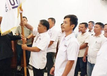 Ketua SMSI Sumut Erris J Napitupulu saat melantik Ketua SMSI Kepulauan Nias Yonimasari Hulu dan pengurus