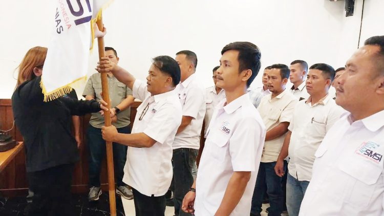 Ketua SMSI Sumut Erris J Napitupulu saat melantik Ketua SMSI Kepulauan Nias Yonimasari Hulu dan pengurus