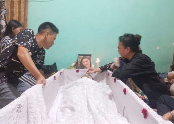 Isak tangis Yestin Laia ibu kandung Winda Lauren Gowasa yang meninggal diduga bunuh diri dengan senpi di Komplek Bumi Asri, Medan Helvetia saat wartawan jurnalx.co.id hadir dirumah duka. (Foto Romulo Sinaga/ jurnalx.co.id)