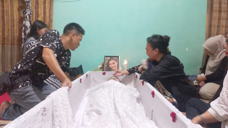 Isak tangis Yestin Laia ibu kandung Winda Lauren Gowasa yang meninggal diduga bunuh diri dengan senpi di Komplek Bumi Asri, Medan Helvetia saat wartawan jurnalx.co.id hadir dirumah duka. (Foto Romulo Sinaga/ jurnalx.co.id)