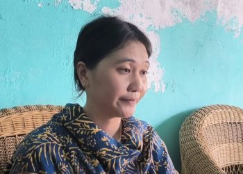 Ica adik dari almarhum Winda Lauren Gowasa istri mantan polisi yang diduga bunuh diri memakai senpi suami. (Foto Romulo Sinaga /jurnalx.co.id)