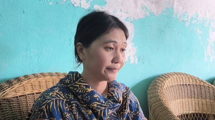 Ica adik dari almarhum Winda Lauren Gowasa istri mantan polisi yang diduga bunuh diri memakai senpi suami. (Foto Romulo Sinaga /jurnalx.co.id)