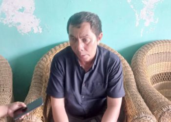 Ayah korban Sanalui Gowasa yang tidak menerima anaknya mantan istri polisi diduga bunuh diri pakai senpi. (Foto Romulo Sinaga /jurnalx.co.id)