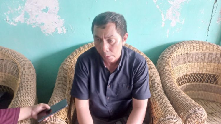 Ayah korban Sanalui Gowasa yang tidak menerima anaknya mantan istri polisi diduga bunuh diri pakai senpi. (Foto Romulo Sinaga /jurnalx.co.id)