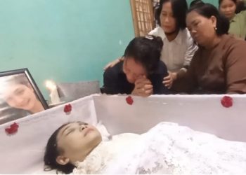 Yestin Laia, ibu kandung Winda Lorenza Gowasa . (Foto Romulo Sinaga/ jurnalx.co.id)