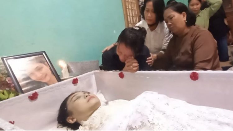 Yestin Laia, ibu kandung Winda Lorenza Gowasa . (Foto Romulo Sinaga/ jurnalx.co.id)