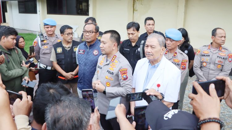 Dokter forensik RS Bhayangkara Medan, dr Mistar Ritonga, Sp.F(K), MH angkat bicara atas luka tembak pada tubuh Winda Lauren Gowasa (31) mantan istri polisi Brigadir IH yang diduga bunuh diri memakai senpi. (Foto Ist)