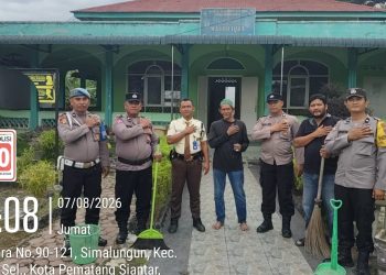 Plh. Kapolsek Siantar Selatan IPDA Jaya Manihuruk, S.H bersama personil bersihkan Mesjid IQRA