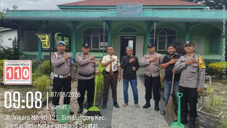 Plh. Kapolsek Siantar Selatan IPDA Jaya Manihuruk, S.H bersama personil bersihkan Mesjid IQRA